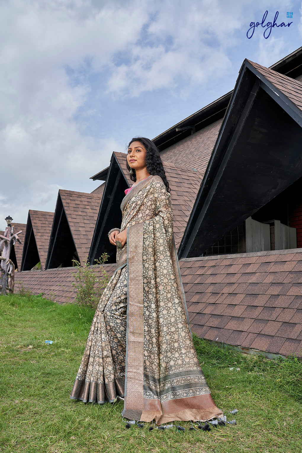 Dusty Blizzard (Saree)