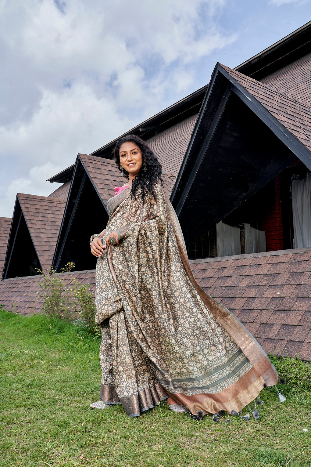 Dusty Blizzard (Saree)